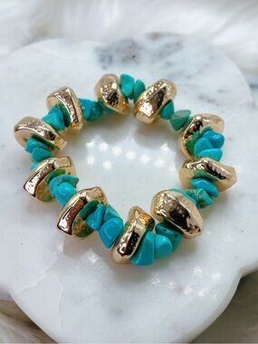 Turquoise 14k gold plated nugget stretch bracelet 7” medium fit hammered